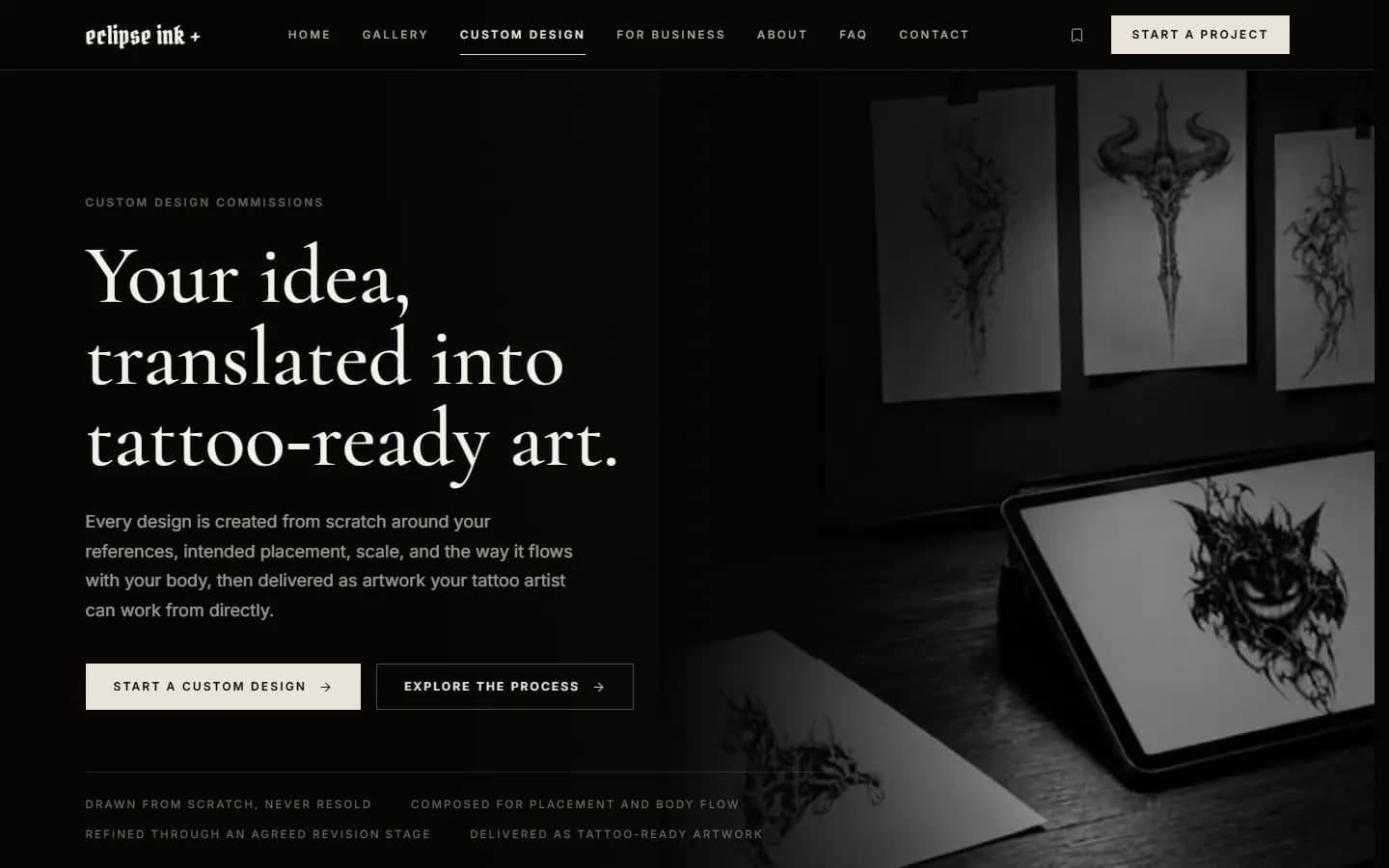 Strona projektu na zamówienie: nagłówek „Your idea, translated into tattoo-ready art.” i zdjęcie szkiców na stole.
