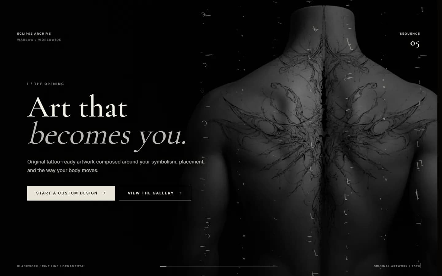 Kadr sekwencji „Art that becomes you” z fotografią pleców z tatuażem i numerem kadru w rogu.